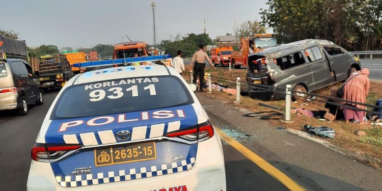 Gegara Pecah Ban Mobil Angkutan Kota Mengalami Kecelakaan Di Jalan Tol