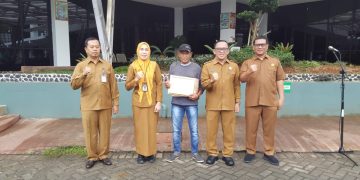 Dinas Pendidikan dan Kebudayaan Provinsi Banten, Berikan Cendra Mata Pada 2 Orang Pensiunan.