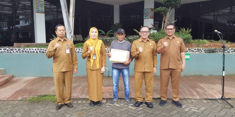 Dinas Pendidikan dan Kebudayaan Provinsi Banten, Berikan Cendra Mata Pada 2 Orang Pensiunan.