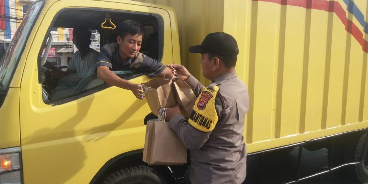 Sambil Bagikan Takjil, Personil Polsek Cikande Imbau Pengguna Jalan Utamakan Keselamatan