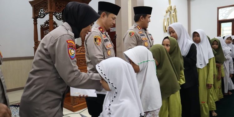 Sambil Buka Puasa Bersama, Kapolres Berikan Santunan Anak Yatim Piatu