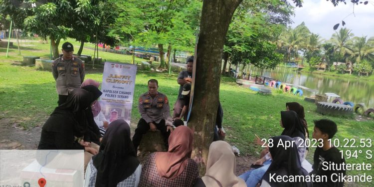 Serap Aspirasi Masyarakat, Personil Polsek Cikande Temui Pengunjung di Objek Wisata Danau Situterate Cikande