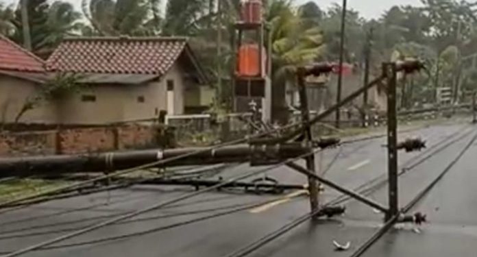 Anyer Diguyur Hujan disertai angin kencang, 5 Tiang listrik roboh