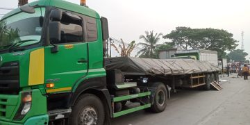 Diduga Nyalip Dari Sisi Kiri, Pengendara Motor Tewas Tergilas Truk