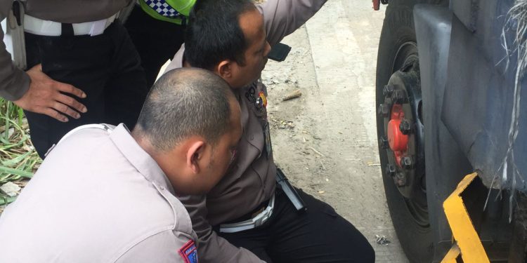 Diduga Hindari Benturan Pengendara Vario Tewas Tertabrak Truk