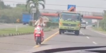 Seorang Pengendara Motor Scoopy Masuk ke Jalan Tol Tangerang-Merak