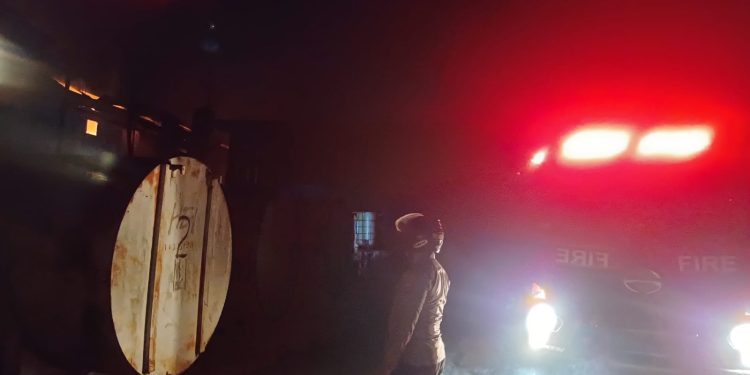 Sebuah Pabrik Pembuatan Perabotan Perkantoran Terbakar