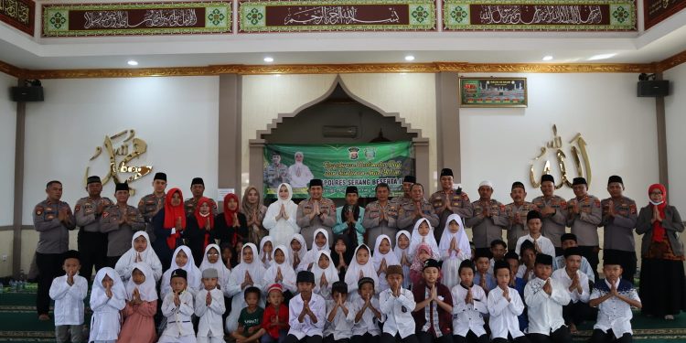 Kapolres Serang Undang 47 Anak Yatim Untuk Minta Do’a Karena Keberangkatannya Ke Tanah Suci Makkah