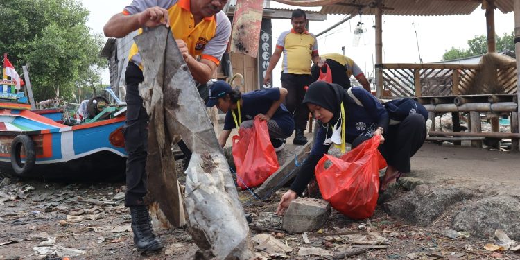 Polda Banten, Polres Serang, Dinas LH Kab.Serang Bersama Masyarakat dan Mahasiswa KKN UGM Kerja Bakti Bersihkan Pesisir Pantai