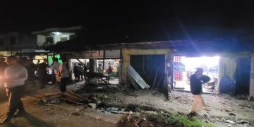 8 Kendaraan Alami Tabrakan Beruntun dan Memporakporandakan Sebuah Warung Pecel Lele