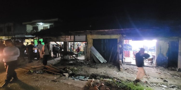 8 Kendaraan Alami Tabrakan Beruntun dan Memporakporandakan Sebuah Warung Pecel Lele