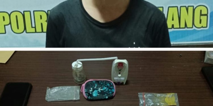 YW Alias Boy (35) Dicokok Satresnarkoba Polres Pandeglang Saat Asik Hisap Sabu Dalam Kamar