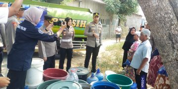 Bantu Masyarakat Desa Ragas, Polres Serang Kirim 3 Tanki Air Bersih