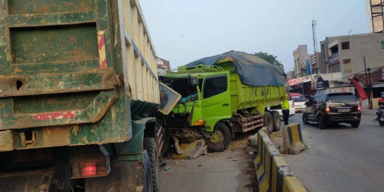 Dump Truck Tabrak Kanstin Jalan Gegara Supir Ngantuk