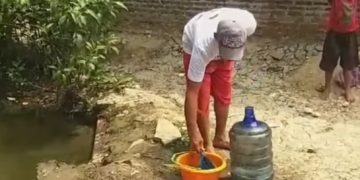 Selama Musim Kemarau, Warga Babadan Kota Serang Terpaksa Gunakan Air Kali