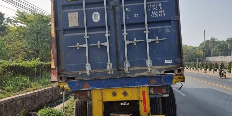 Zainal Abidin (17) Tewas Terlindas Truk Trailer di Jalan Raya Serang-Tangerang.