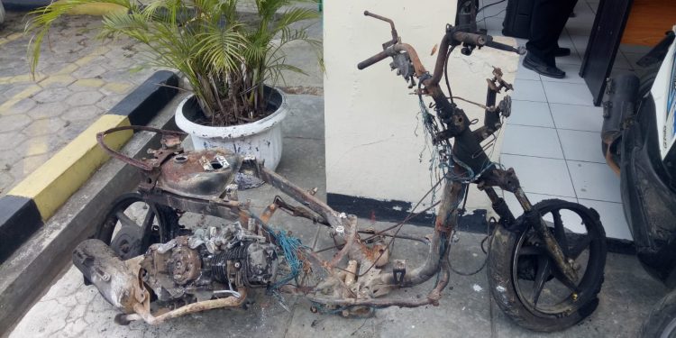 Khawatir Ketahuan Warga Mesin Motor Hasil Curian Nekad Dibakar