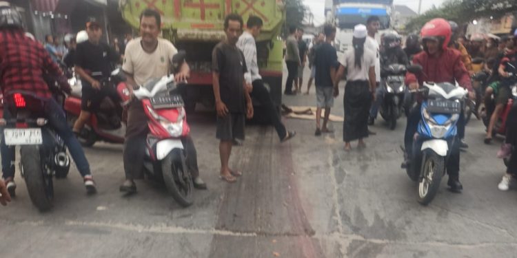 Gegara Kurang Hati-hati Saat Membelokkan Motornya, Seorang Ibu Rumah Tangga Tewas Tertabrak Tronton