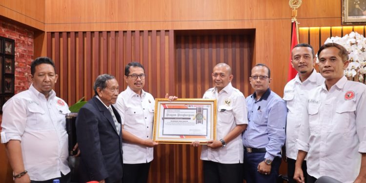 Kepala Kajati Banten Mendapat Piagam Penghargaan Dari BPI KPNPA RI Banten