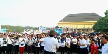 Puluhan Ribu Orang Jalan Sehat Bareng Al Muktabar