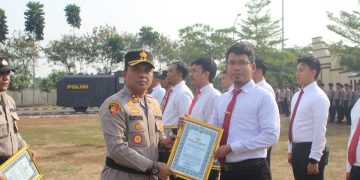 Kapolres Serang Memberikan Penghargaan Kepada 10 Personel Tim Satresnarkoba