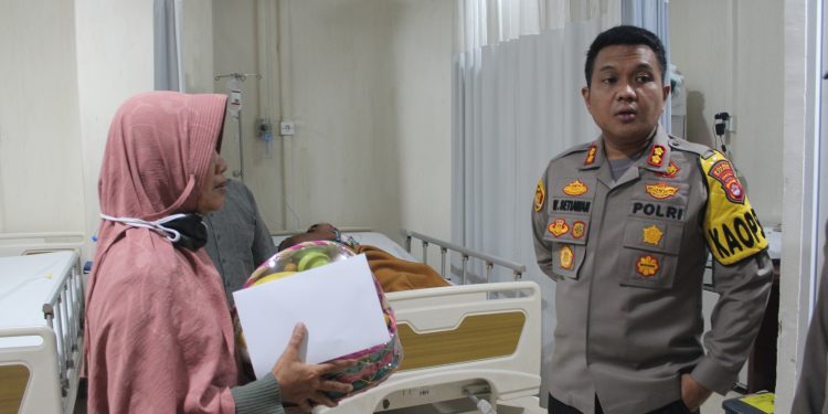 Kapolres Serang Jenguk Korban Penembakan Kawanan Perampok