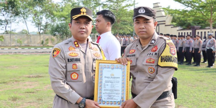 Tim Resmob dan Bhabinkamtibmas Diganjar Penghargaan