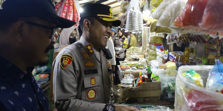 Pastikan Harga dan Ketersediaan Jelang Nataru, Kapolres Serang Bersama Disperindagkop Terjun Langsung Ke Pasar Ciruas