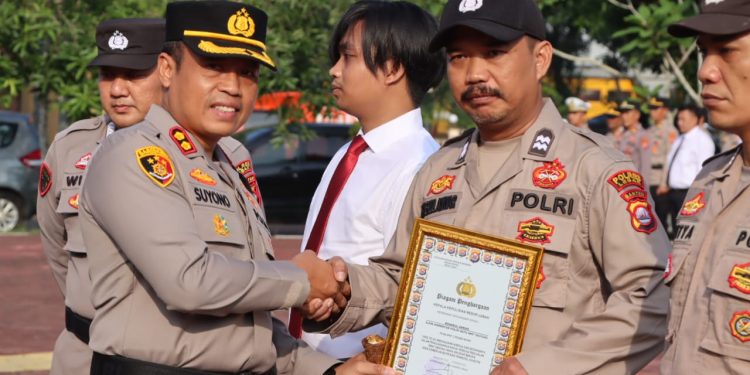 Kapolres Lebak Berikan Penghargaan Kepada Personil Berprestasi