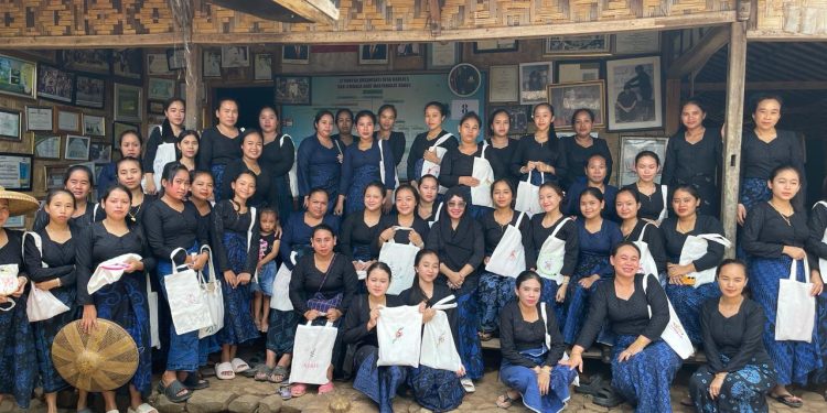 warga baduy berlatih menyulam