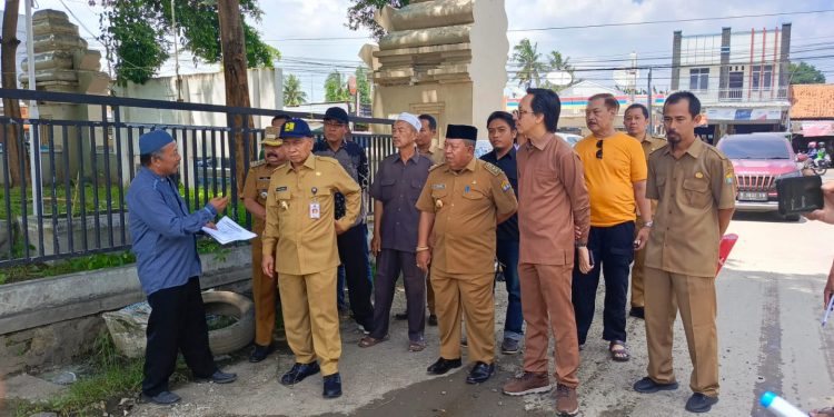 Pj.Walikota Serang Tinjau Jalan Rusak dan Drainase Mampet