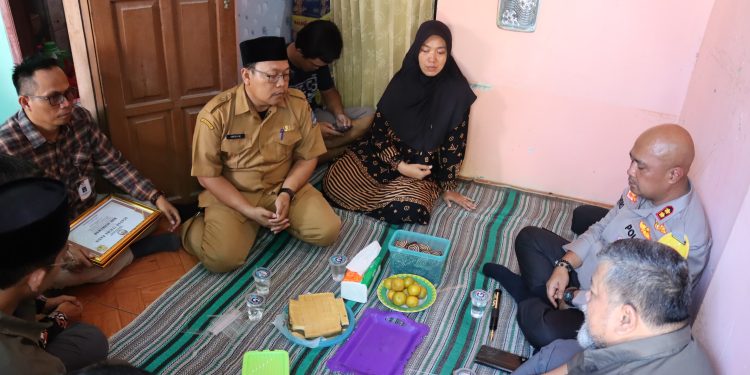 Kapolres Serang Takziyah Dan Sampaikan Ucapan Dukacita Ke Keluarga Anggota LINMAS
