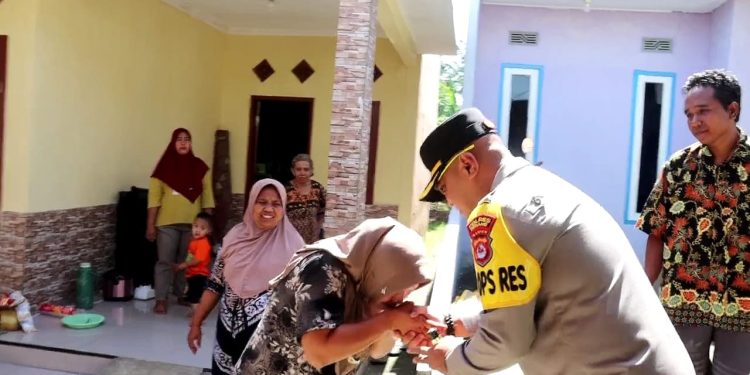 Kapolres Serang Bertakziah Ke Rumah Almarhum Ketua KPPS