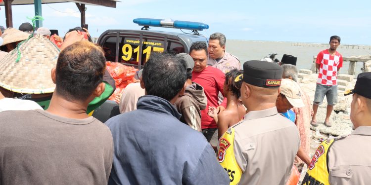Akibat Cuaca Buruk Nelayan di Pantai Utara Kabupaten Serang Tidak Dapat Melaut.