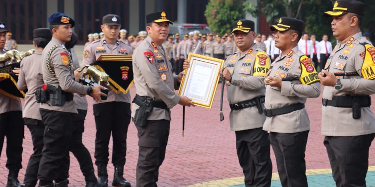 Polres Serang Raih Penghargaan Juara Pertama Cooling System Pemilu Damai Dari Kapolda Banten