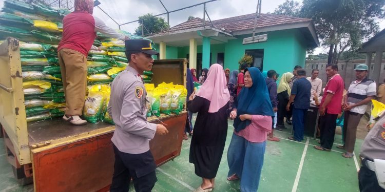 10 Ton Beras Premium di Kecamatan Bandung Ludes Di Borong Emak-Emak