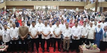 foto bersama disdikbud tangsel setelah penyerahan sk