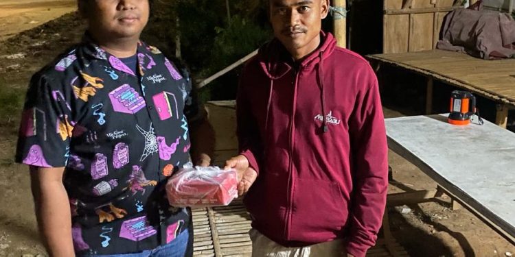 Sambil Patroli Malam, Personil Satreskrim Bagikan Paket Makan Sahur