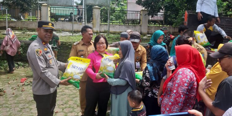 Emak-Emak Rela Ngantri Untuk Beli Beras Murah
