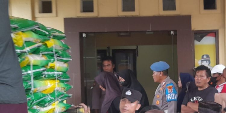 Dijadikan Tempat Operasi Pasar, Emak-emak Serbu Polsek Cikande