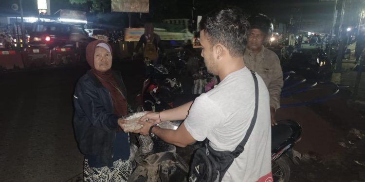 Sambil Patroli, Tim Satreskrim Bagikan Makanan Sahur