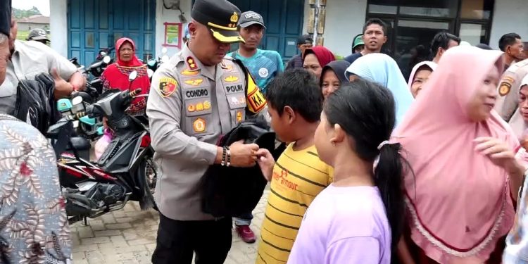 Mengawali Ramadhan, Kapolres Gelar Baksos Bagikan Sembako dan Tas Sekolah