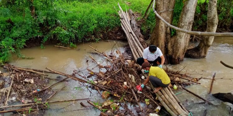 Mayat Bayi Tersangkut Sampah Saluran Irigasi Gegerkan Warga Kampung Cisait Kragilan