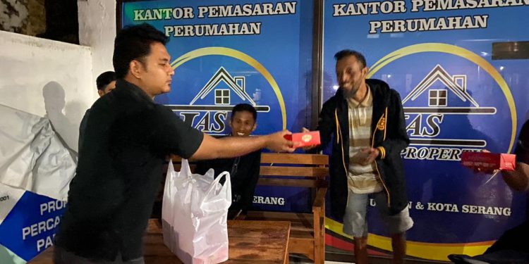 Sambil Patroli KRYD, Personil Satreskrim Bagikan Paket Makan Sahur