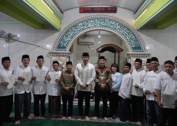 10 Nazir di Surabaya Terima Sertipikat Tanah Wakaf dari Menteri AHY