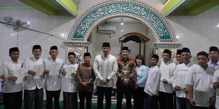 10 Nazir di Surabaya Terima Sertipikat Tanah Wakaf dari Menteri AHY