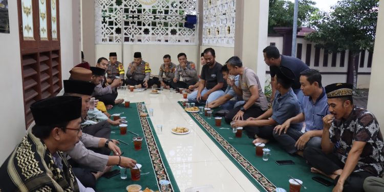 Pererat Silaturahmi Dengan Warga Sekitar, Personil Polres Buka Puasa Bersama