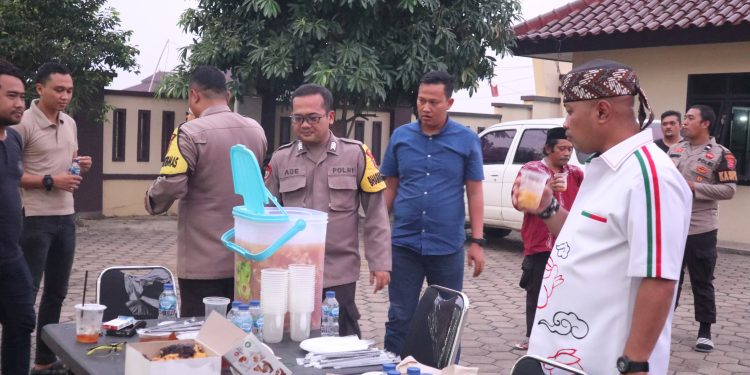 Kapolres Buka Puasa Bersama dengan PHL dan Pengurus Masjid As-Salam