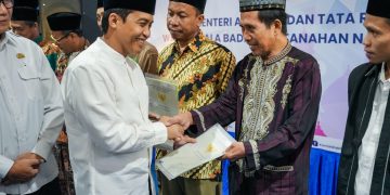Serahkan Sertipikat Tanah milik NU dan Muhammadiyah