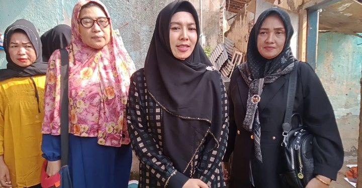 Istri Ketua DPRD Kota Serang Arfina Rustandi Jenguk Rafli Fikar Oktadi Penderita Lumpuh, Tumor dan Paru-Paru